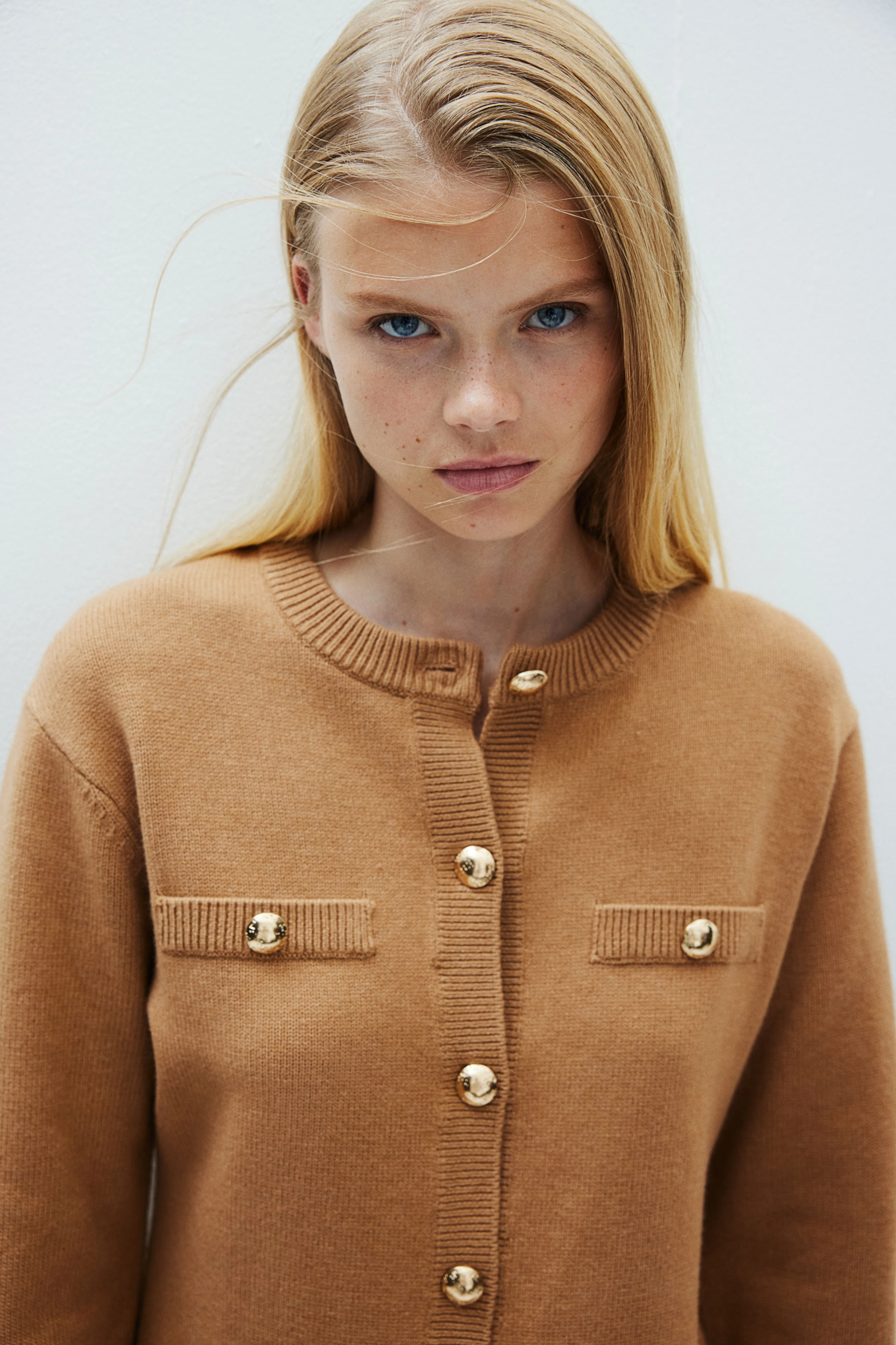 Cardigan con bottoni decorativi