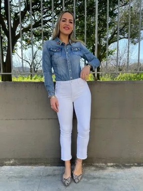 Jeans bianco a zampetta sfrangiato alle caviglie