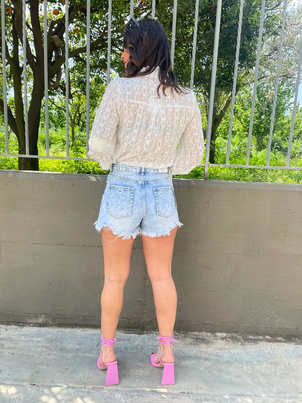 Shorts di jeans con frange swarovski in vita