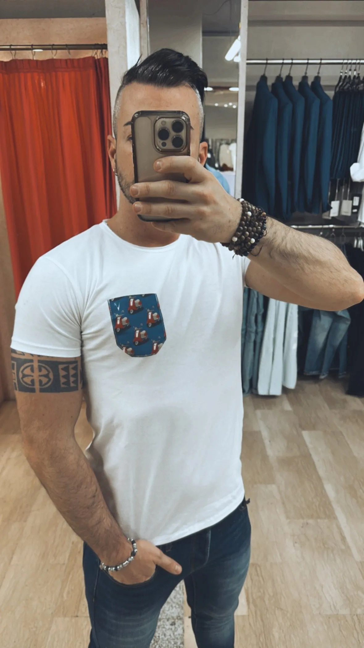 T Shirt V2 Regular Fit con taschino frontale con trama Vespa, senza schizzi su base Bianca